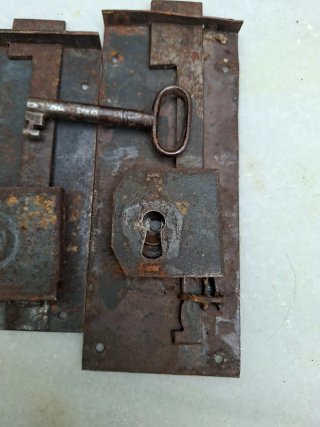 Cerraduras antiguas de metal con llave
