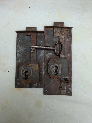 Cerraduras antiguas de metal con llave