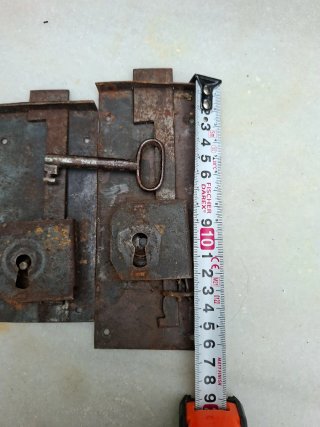 Cerraduras antiguas de metal con llave