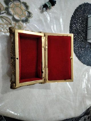 Caja bronce antigua con porcelana