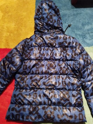 Chaqueta plumífero azul y negro