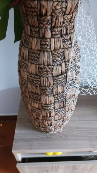 Jarrón de mimbre artesanal