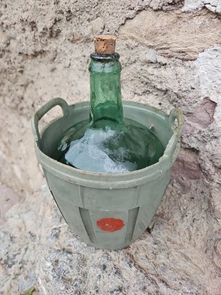 Damajuana verde con tapón y cesta