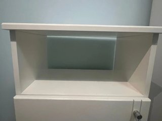 Mesita de noche de madera blanca