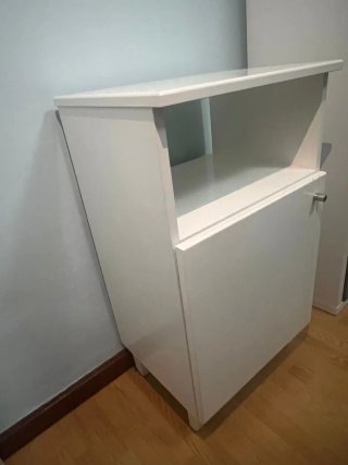 Mesita de noche de madera blanca