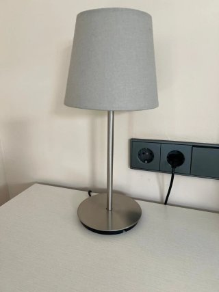 Lámpara de mesa gris y plateada.
