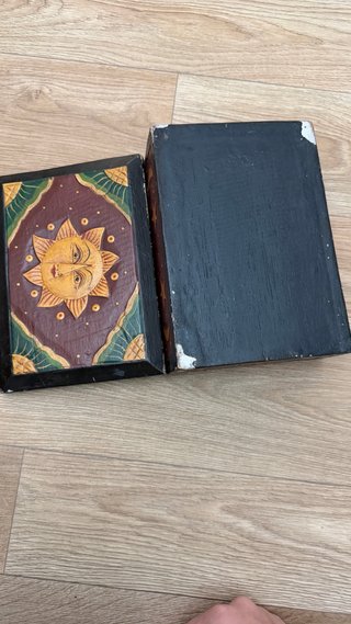 Portagioie antico vintage con sole intagliato