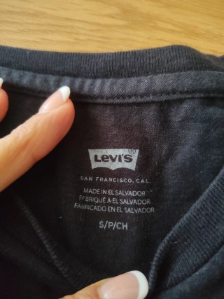 Camiseta Levi's Negra Logo Multicolor