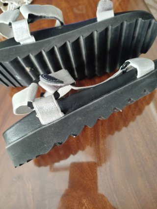Sandalias plateadas y negras