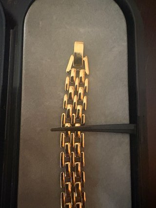Elegante pulsera dorada de eslabones