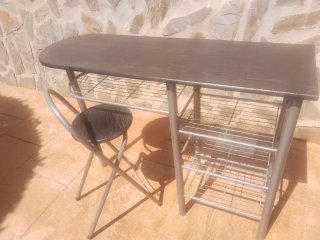 Mesa alta cocina con taburetes.