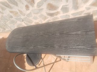 Mesa alta cocina con taburetes.