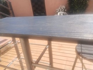 Mesa alta cocina con taburetes.