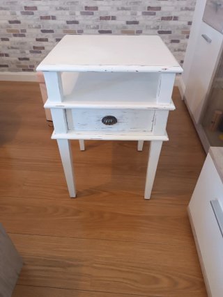 Mesa auxiliar blanca de madera