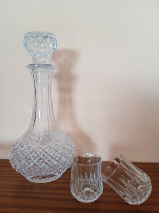 Juego de licorera y 6 vasos de cristal