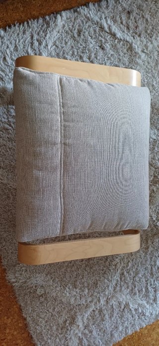 Butaca Ikea beige tela y madera y reposapiés