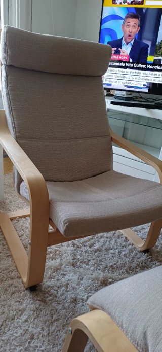 Butaca Ikea beige tela y madera y reposapiés