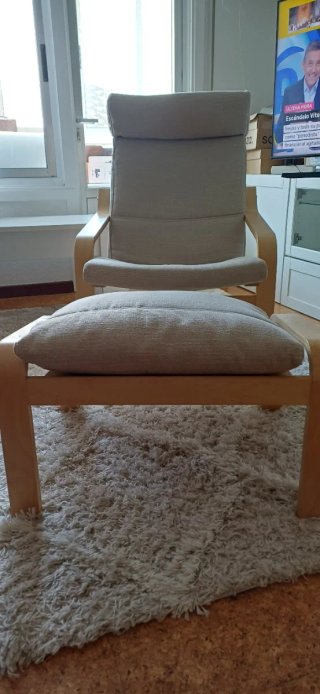 Butaca Ikea beige tela y madera y reposapiés