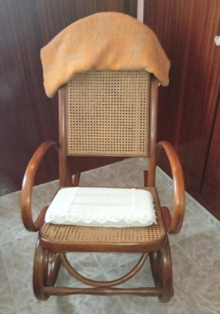 Mecedora Tonet Antigua Rejilla Madera