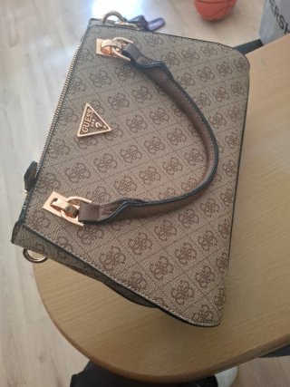 Bolso Guess Marrón y Dorado