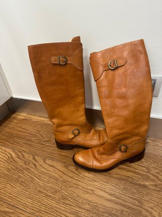 Botas de cuero marrones con hebillas