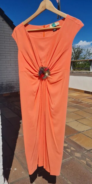 Vestido coral drapeado. Sin estrenar