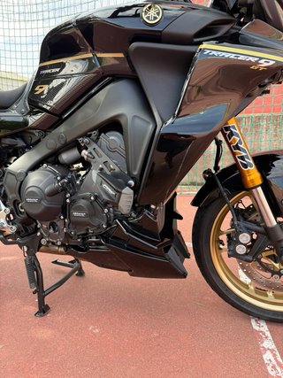 Yamaha Tracer 9 GT Negra y Dorada