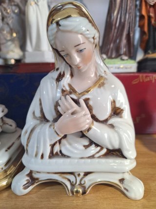 Virgen de porcelana con detalles dorados