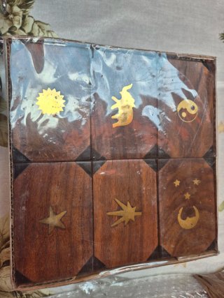 Scatoline in legno, teiere e scatoline in porcellana