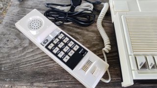 Radio despertador con teléfono integrado de los 80