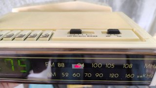 Radio despertador con teléfono integrado de los 80