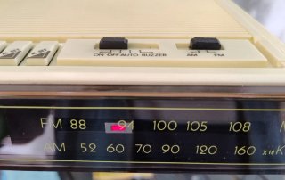 Radio despertador con teléfono integrado de los 80