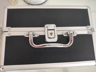 Maletín de maquillaje negro y plateado