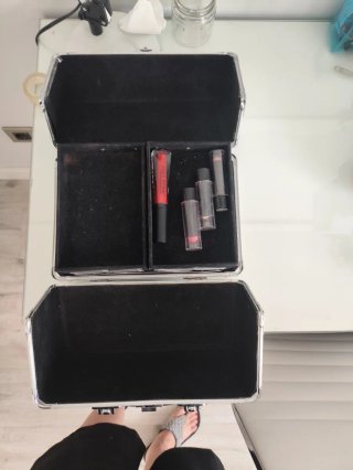 Maletín de maquillaje negro y plateado