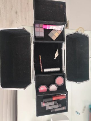 Maletín de maquillaje negro y plateado