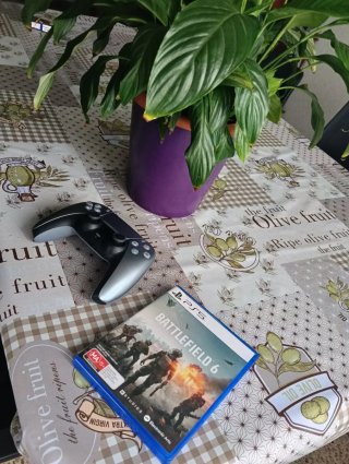 Mando Dualsense PS5 y juego Battlefield 6