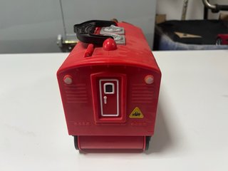Tren de juguete rojo