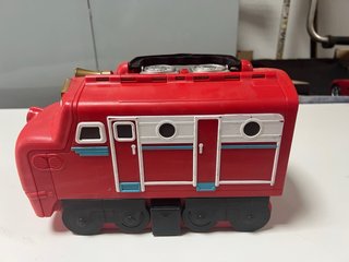 Tren de juguete rojo