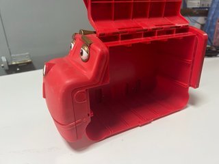 Tren de juguete rojo