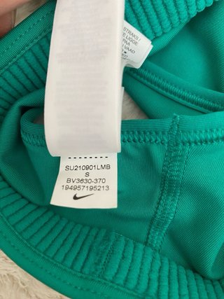Top deportivo Nike verde