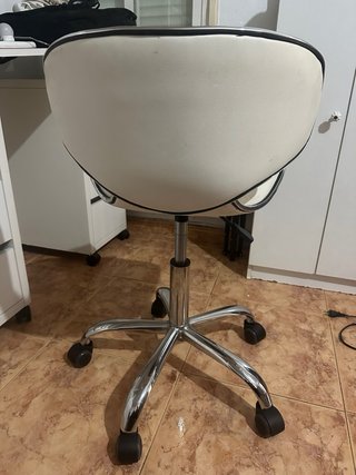 Silla de oficina blanca y plateada