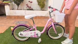 Bicicleta infantil rosa con ruedines