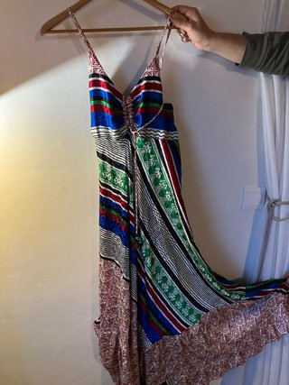 Vestido verde con pequeñas flores y espalda