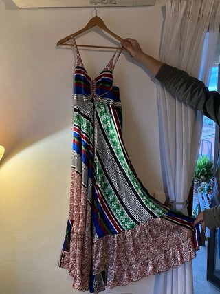 Vestido verde con pequeñas flores y espalda