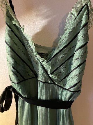 Vestido verde con pequeñas flores y espalda