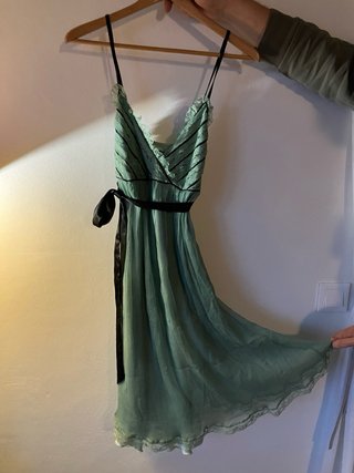 Vestido verde con pequeñas flores y espalda