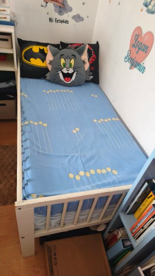 Cama infantil blanca con barrera