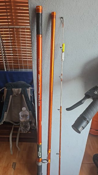 2 canne da surfcasting + 2 mulinelli