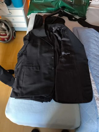 Traje de vestir negro hombre. Corbata de regalo.