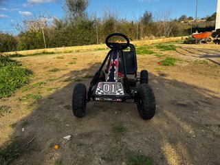 Coche de pedales para niños